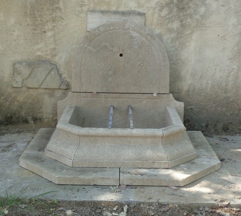 Petite fontaine en pierre neuve