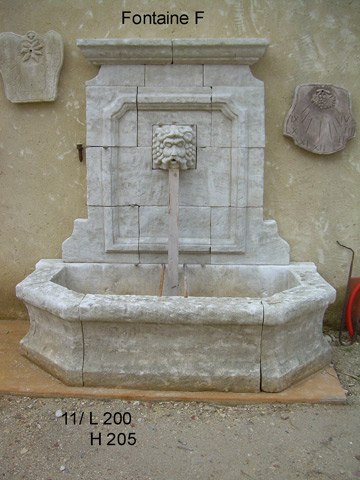 Fontaine de style Louis XIV, Tête de bacchus