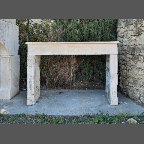 Cheminée ancienne en pierre à pieds droits