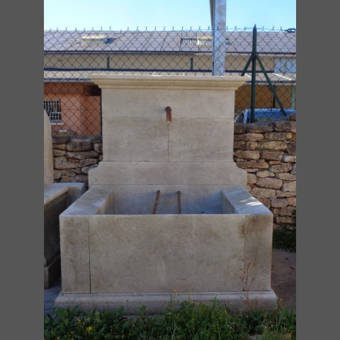 Fontaine taillée en pierre du Luberon