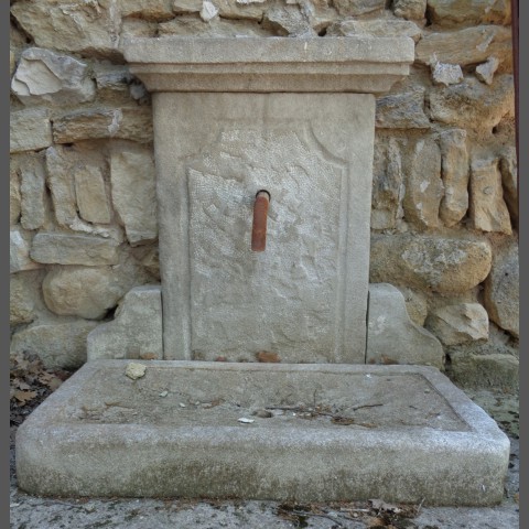 Fontaine murale ras du sol