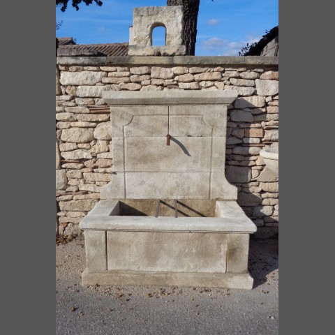 Fontaine en pierre neuve et vieillie