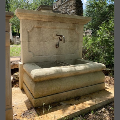 Fontaine taillée en pierre du Luberon