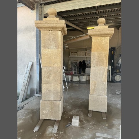 PAIRE DE PILIERS D'ENTREE