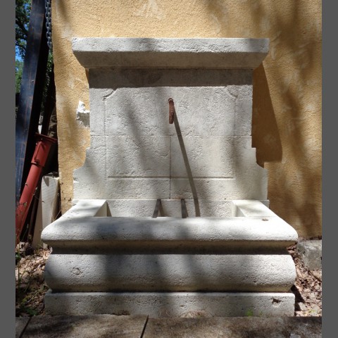 Fontaine en pierre du Luberon