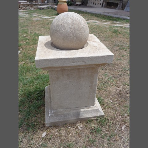 Pilier de fontaine avec la boule