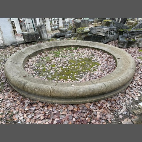 BASSIN TAILLE EN PIERRE D'AVY DE STYLE LOUIS XIV