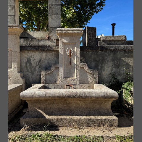 FONTAINE MURALE AVEC ROSACE