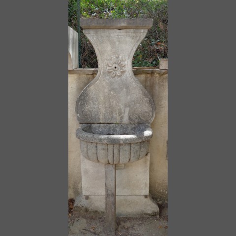 Fontaine murale à vasque surélevée 