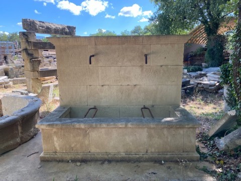 Fontaine murale en pierre