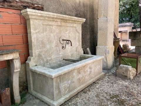 Fontaine murale en pierre