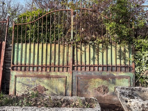 PORTAIL A CHAPEAU DE GENDARME