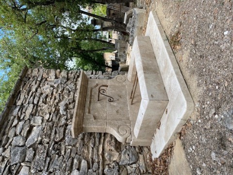 Fontaine basse en pierre