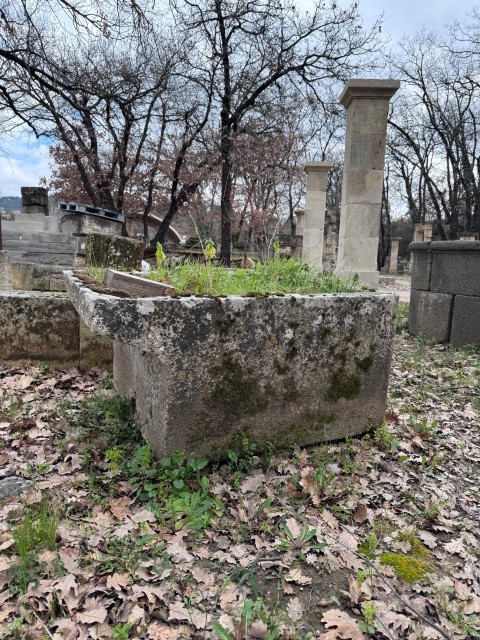 Lavoir ancien en pierre