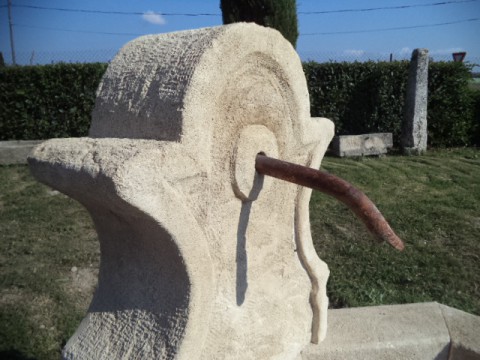 Fontaine en pierre neuve et vieillie style : TOINETTE