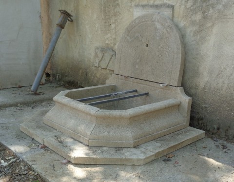 Petite fontaine en pierre neuve