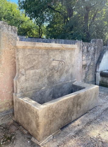 Fontaine taillée en pierre du luberon