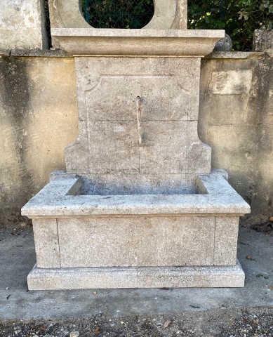 Fontaine en pierre du Luberon