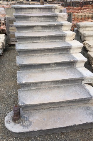 Escalier 19 iéme en pierre froide