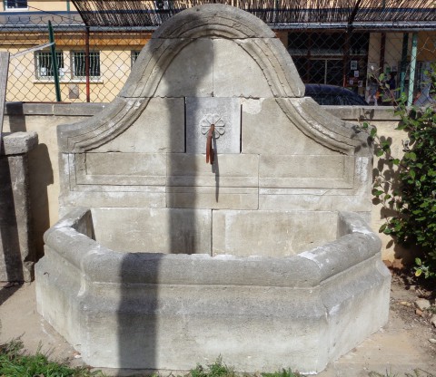 Fontaine en pierre neuve et vieillie