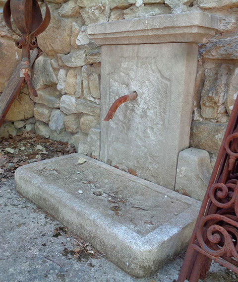 Fontaine murale ras du sol