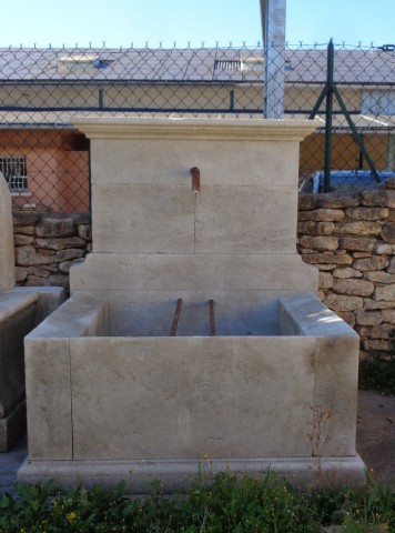 Fontaine taillée en pierre du Luberon