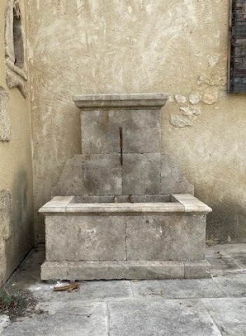Fontaine en pierre du Luberon