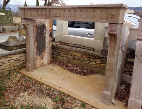 Cheminée ancienne en pierre de bourgogne