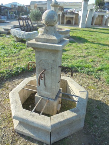 FONTAINE OCTOGONALE EN PIERRE NEUVE VIEILLIE