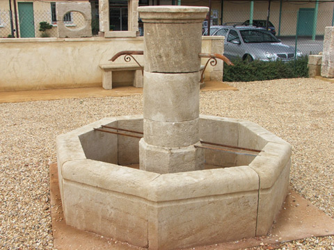 Fontaine en pierre neuve vieillie.