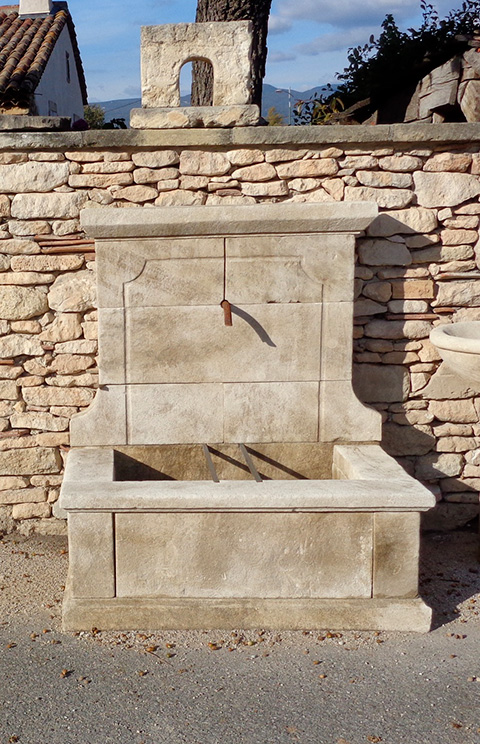 Fontaine en pierre neuve et vieillie