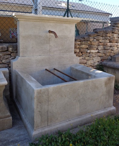 Fontaine taillée en pierre du Luberon