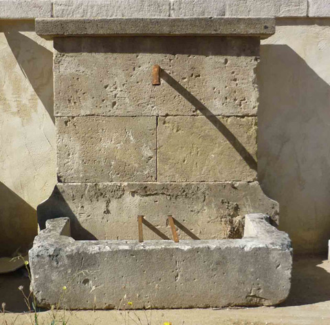 Fontaine en pierre vieillie