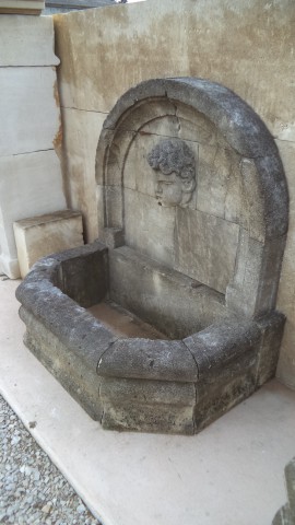 Fontaine Murale en pierre neuve et vieillie 