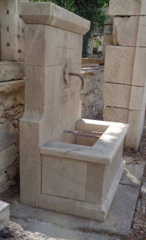 Fontaine en pierre neuve 