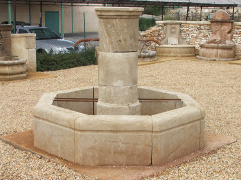Fontaine en pierre neuve vieillie.