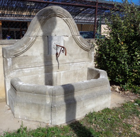 Fontaine en pierre neuve et vieillie