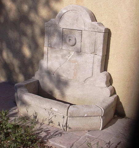 Fontaine en pierre neuve et vieillie