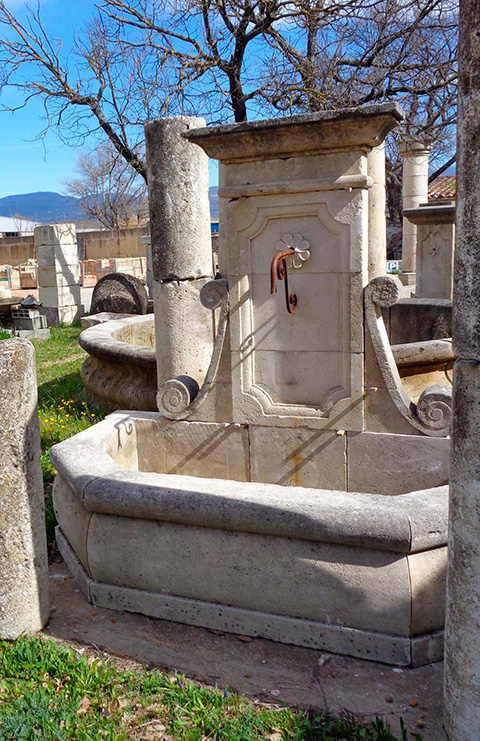 Fontaine en pierre réédition