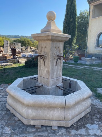 Fontaine octogone en pierre du Luberon