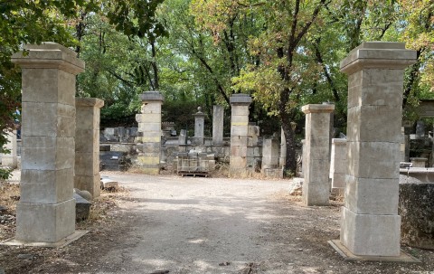 Paire de piliers en pierre du luberon