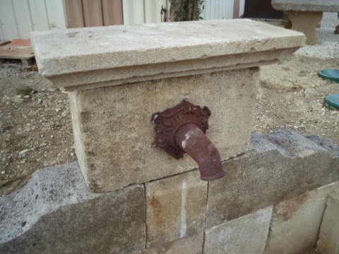 Fontaine Murale en pierre neuve et vieillie 