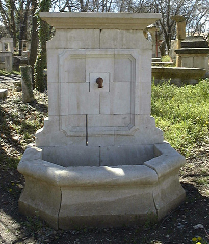 Fontaine en pierre neuve et vieillie style Louis XIV
