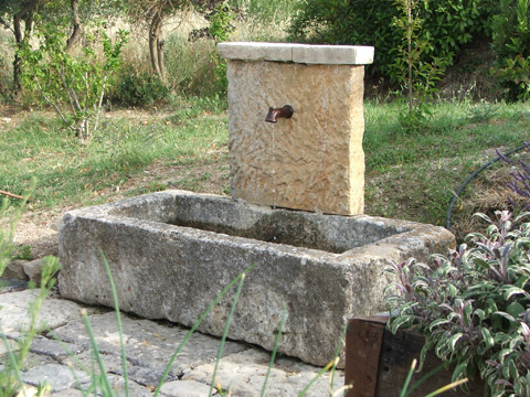 Fontaine en vieilles pierres