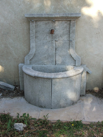 Fontaine en pierre neuve et vieillie