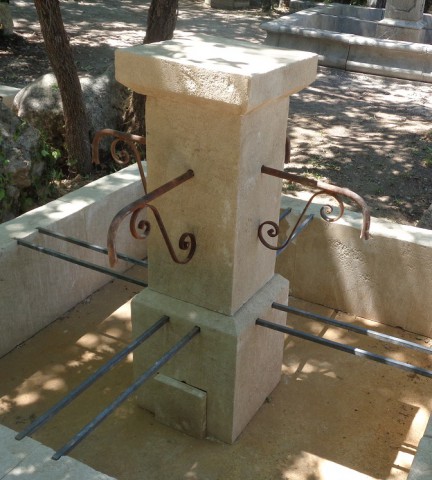 Fontaine carrée en pierre neuve