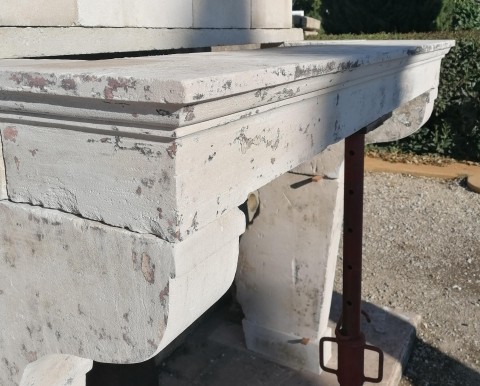 CHEMINÉE EN PIERRE ANCIENNE LOUIS XIII