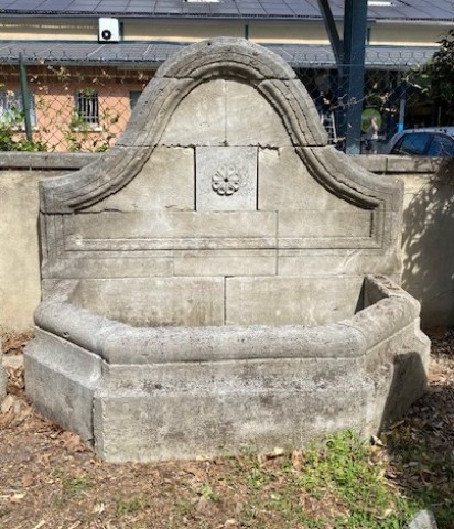 Fontaine en pierre neuve et vieillie