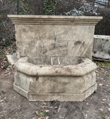 Fontaine en pierre du luberon