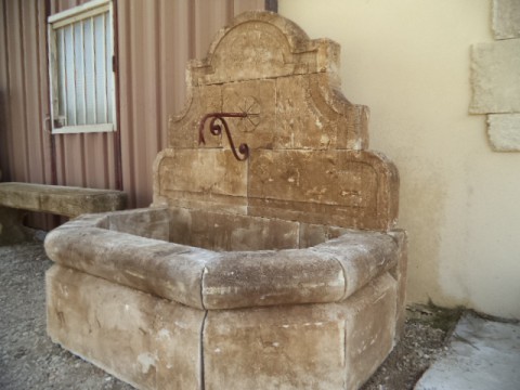 Fontaine Murale en pierre neuve et vieillie 